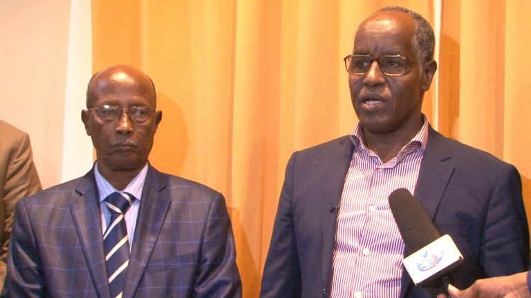 Wasiirka arrimaha gudaha XFS oo kulan la qaatay guddiga la socodka iyo dib u eegista Dastuurka