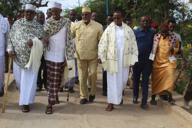 Madaxweyne Waare oo la dukaday bulshada Jowhar