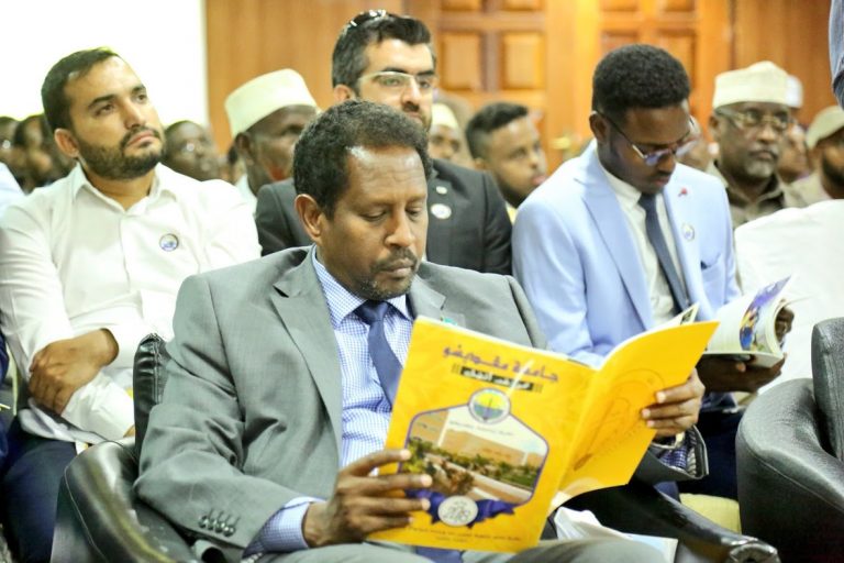 gudoomiyaha gobolka banaadir oo bogaadiyey  Doorka  aqoonyahannada Soomaaliyeed ay ka qaateen horumarinta   waxbarashada dalka.