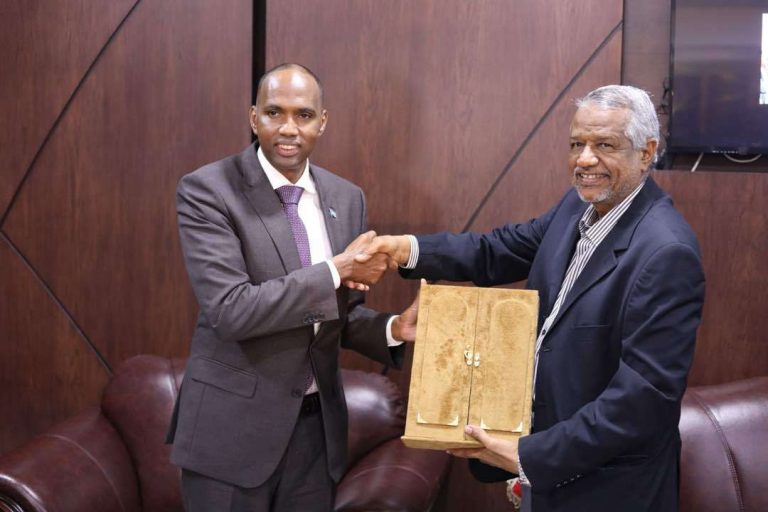 Ra’iisul Wasaare Khayre oo suudan kaga mahad celiyay taageeradooda wax barasho