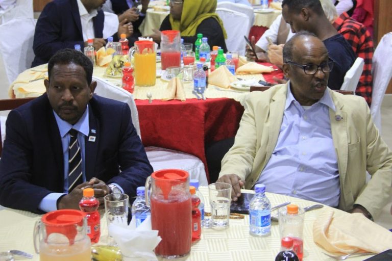 Duqa Muqdisho oo bogaadiyay  Guddiga qaban-qaabada Carwada Buugaagta Muqdisho