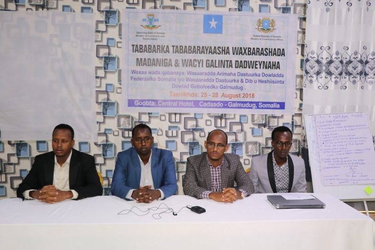 Cadaado oo lagu soo gabagabeeyay tababar ku saabsan waxbarashada Madaniga ee dib-u-eegista Dastuurka