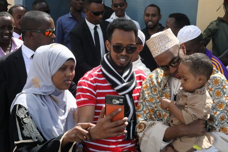 Ra’iisul Wasaare Kheyre oo La Ciiday Qaar kamid ah Bulshada ku nool Muqdisho