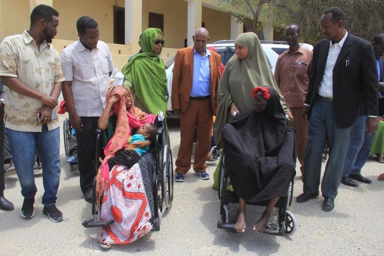 Maamulka G/Banaadir oo Qalabka Naafada u qeybiyey qaar ka mid ah Dadka Naafada ah