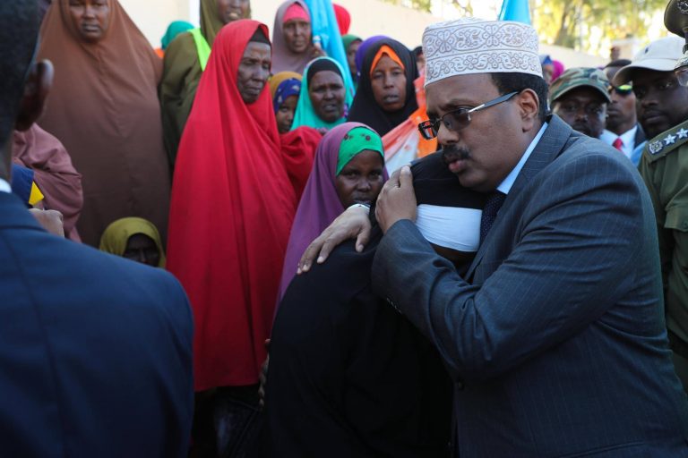 Madaxweyne Farmaajo oo tagay Masjidkii, Dugsi Quraankii iyo Xarunta Degmada Hawlwadaag ee ay qarxiyeen Argagixisada Alshabaab