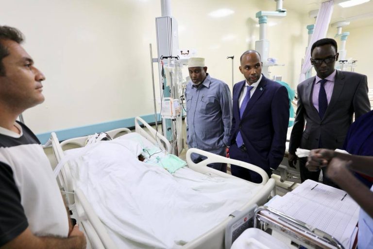 Madaxda Qaranka oo ku booqday Cusbitaal xildhibaan  dhaawacmay