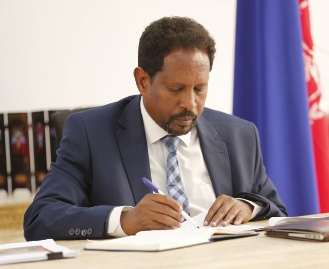 Eng.Yarisow oo dib uhabeyn ku sameeyey Guddiga Xallinta Khilaafaadka Dhulka iyo Guryaha ee G/Banaadir