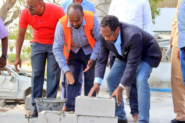 Maamulka Gobolka Banaadir oo dib-u-dhisaya Masjidkii iyo Dugsi Quraankii Alshabaab qarxiyeen