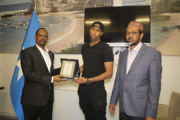 Danjiraha Safaaradda Soomaaliya ee Turkiga oo ka qeyb-galay casho sharaf loo sameeyey ciyaartooy Soomaali ah