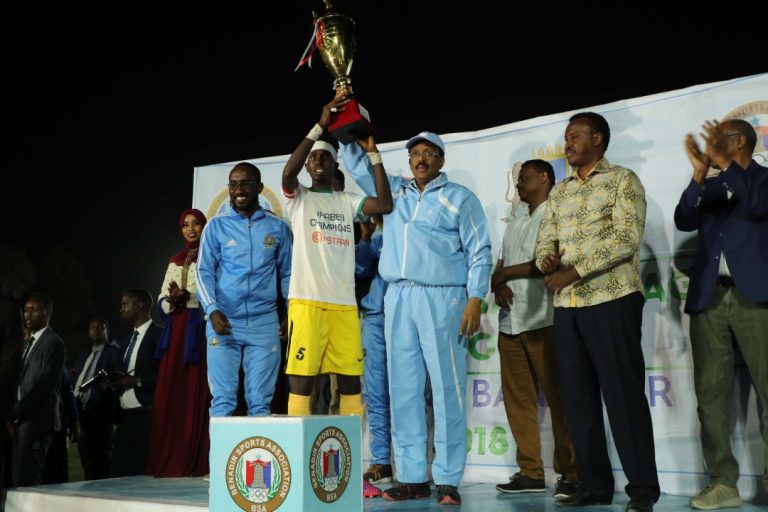 Madaxweyne Farmaajo oo xulka degmada Waaberi guddoonsiiyey Koobka Degmooyinka Gobolka Banaadir