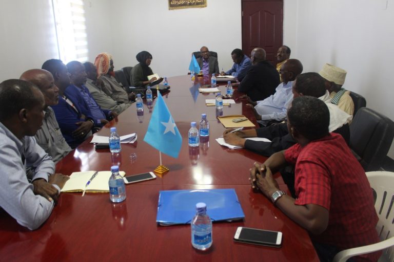 Wasiirka waxbarashada XFS oo hoggaanka dalladaha waxbarashada kala hadlay Hirgelinta manhajka cusub