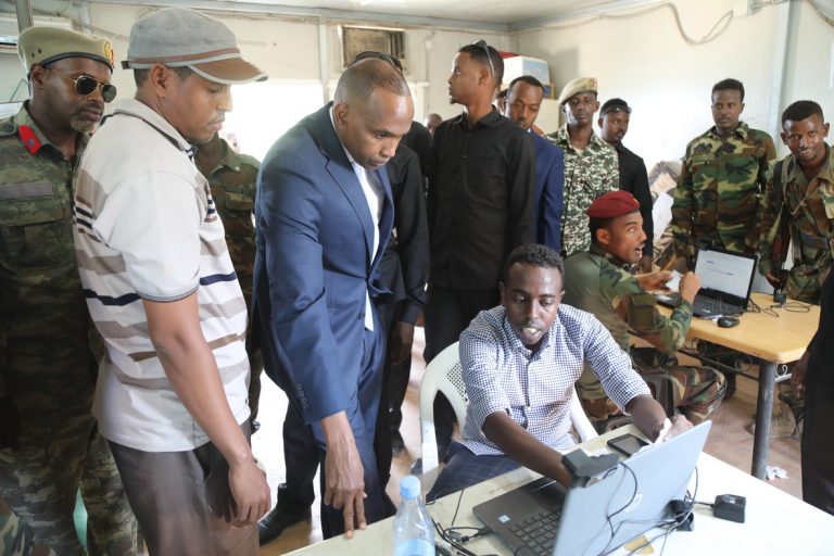 Ra’iisul Wasaare Khayre oo Amray Dardar-gelinta Nidaamka Casriga ah ee Diiwaan Gelinta Ciidanka