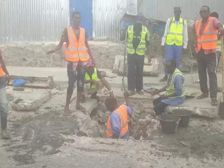 Maamulka G/Banaadir oo wada dadaallo lagu hagaajinayo bulaacadaha  Xamar Weyne si biyaha roobabka aysan saameyn ugu yeelan