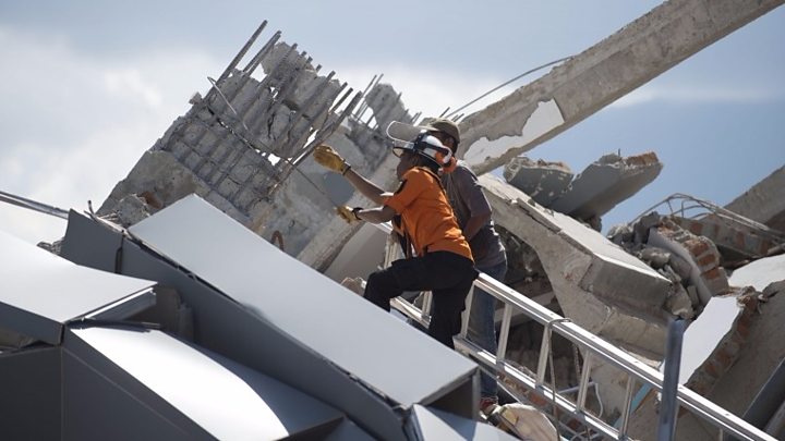 kudhawaad  1,000  ruux oo ku Dhimatay Dhulgariir kadhacay  Indonesia