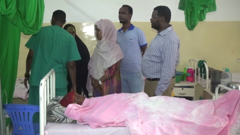 Wasiirka Caafimaadka Soomaaliya oo kormeer kutagtay ispitaalka keysaney halkaasoo ay kujiraan dumar isku furmay