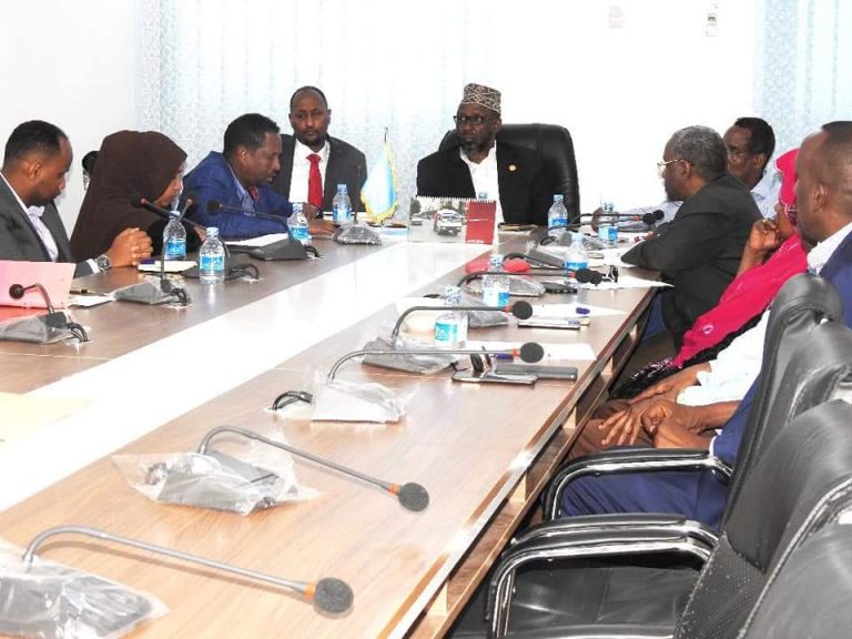 Guddiga Arrimaha Gudaha iyo Amniga ee Golaha Shacabka oo maanta xarunta Villa Hargeysa kula kulmay guddoomiyaha gobolka banaadir