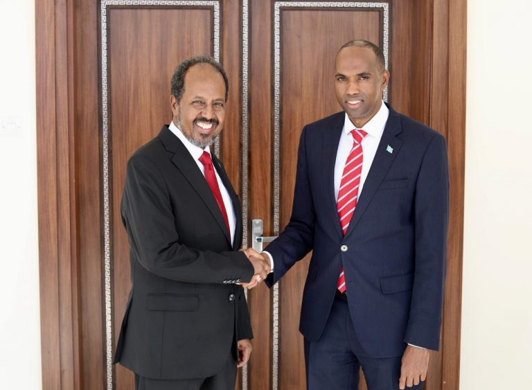 Ra’iisul Wasaare Khayre Oo Xafiiskiisa Ku Qaabilay Madaxweynihii Hore Ee Dalka