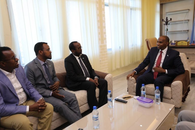 Ra’iisul Wasaare Khayre Oo Kormeeray Wasaaradda Warfaafinta, Dhaqanka Iyo Dalxiiska