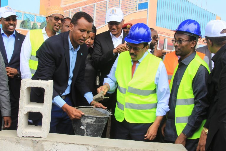 Madaxweynaha Jamhuuriyadda Federaalka oo dhagax dhigay Xarunta Tiyaatarka Qaranka