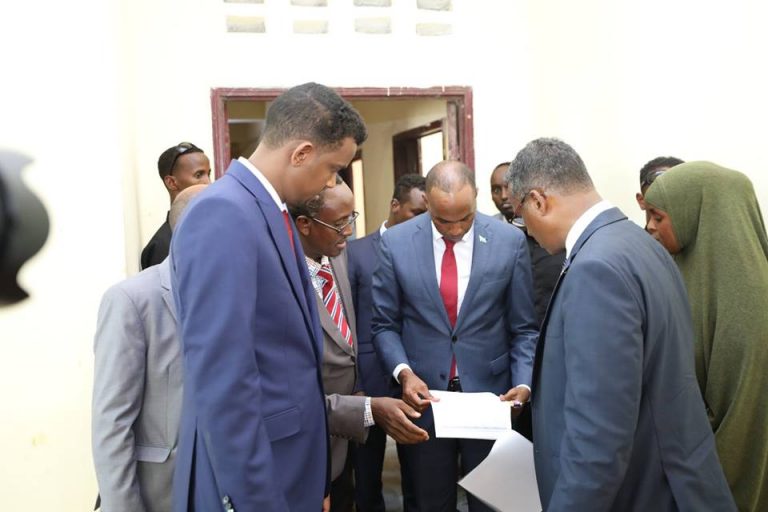 Ra’iisul Wasaare Khayre oo Kormeeray Wasaaradaha Warfaafinta, Boostada iyo Khayraadka Biyaha