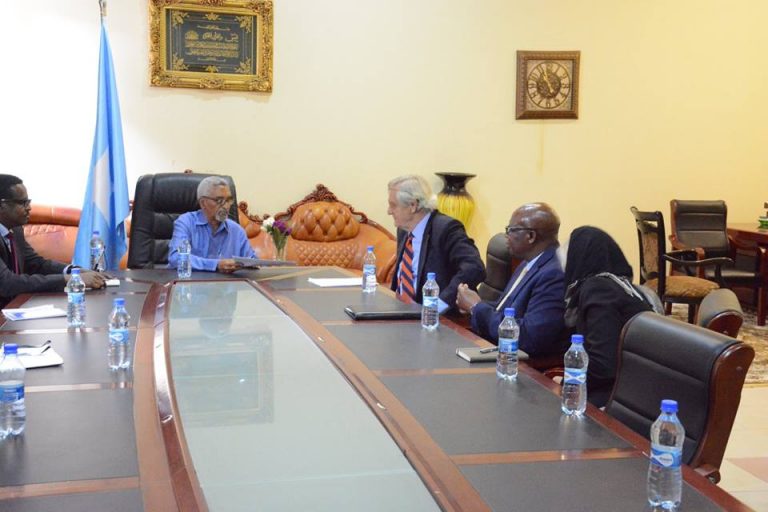 Guddoomiyaha Aqalka sare oo Xafiiskiisa ku qaabbilay Amb,Nicholas Haysom