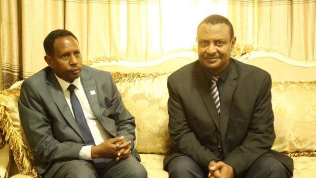 Gudoomiyaha Gobolka Banaadir oo saxiixay Buugga diiwaangelinta Tacsida Madaxweynihii hore ee dalka Sudan