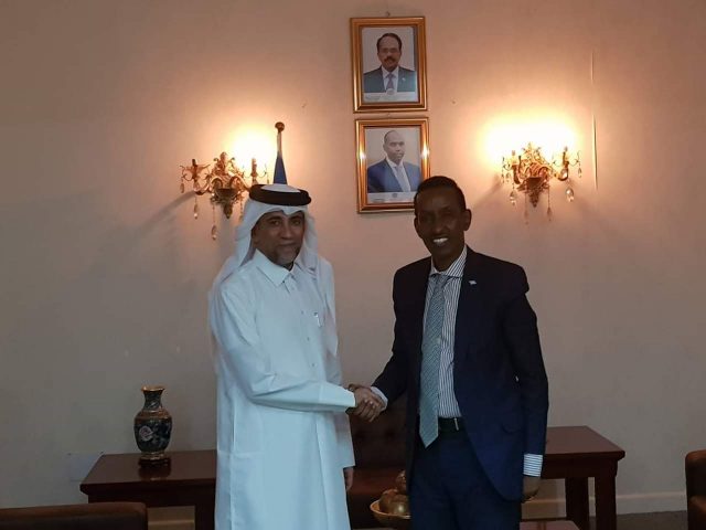 Wasiirka Arrimaha Dibadda XFS oo arrimo iskaashiga la xiriira kala hadlay Safiirka Qatar ee Soomaaliya