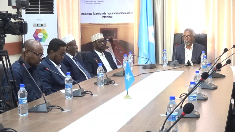 Agaasimihi Wasaarada Boostada isgaarsiinta iyo Teknoolajiyada oo Xilka wareejiyey