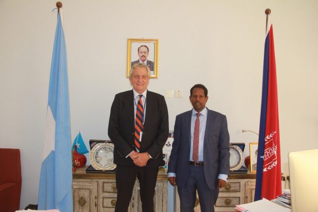 Duqa Muqdisho oo xafiiskiisa ku qaabilay Wakiilka Cusub ee QM u qaabilsan Soomaaliya