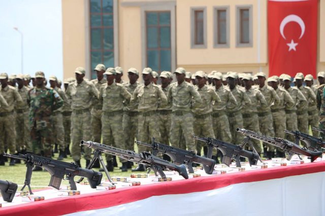 Wasiirka Gaashaandhigga XFS iyo Taliyaha XDS oo tababar u xiray Saraakiil iyo Saraakiil xiggeeno