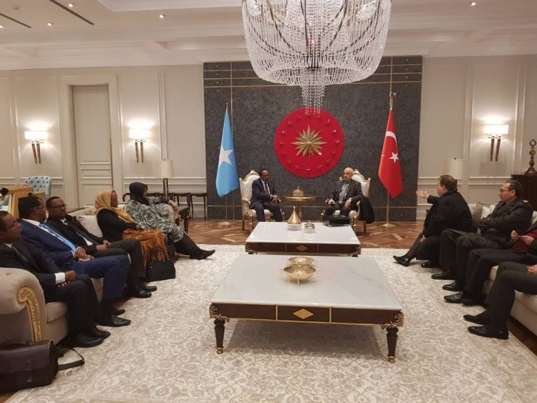 MADAXWEYNE FARMAAJO OO SOO GABOGABEEYAY BOOQASHADII RASMIGA AHAYD EE UU KU JOOGAY TALYAANIGA