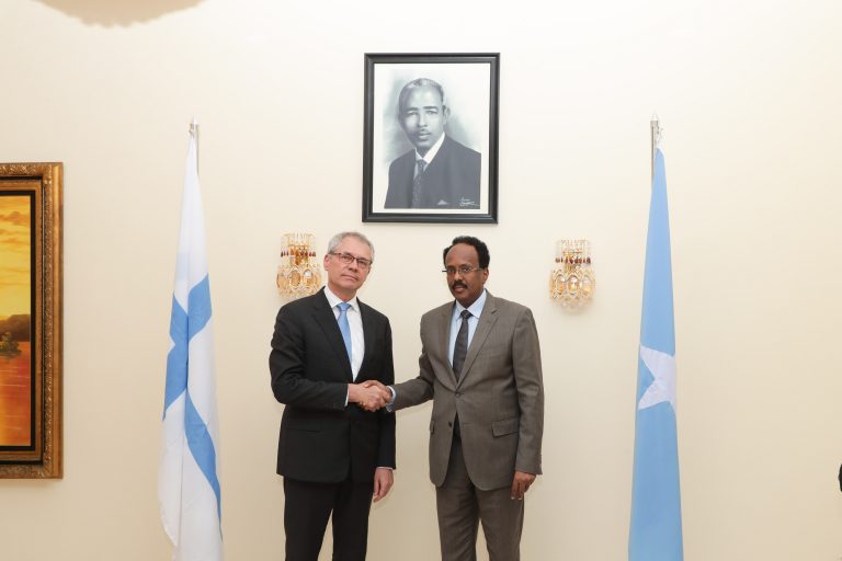 Madaxweyne Farmaajo oo warqadaha aqoonsiga ka guddoomay Danjiraha Dowladda Finland