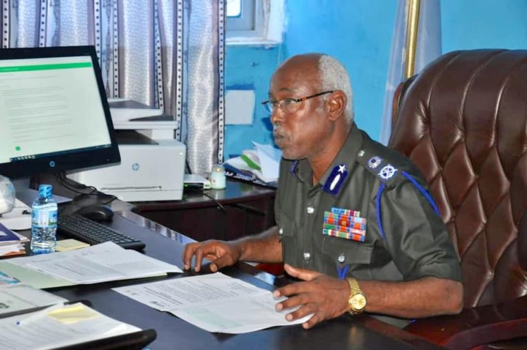 Taliyaha ciidanka Booliska oo sheegay in ay maxakamad soo taagayaan 5 askari oo lagu heley fal sharci darro ah