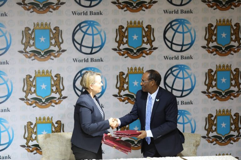 Xukuumaadda FS iyo Bangiga adduunka oo kala saxiixay  mashaariic horumarineed