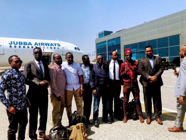 Masuuliyiin ka tirsan Dawladda oo Garoonka Muqdisho kusoo dhaweeyey Maxaabiis laga soo daayey dalka Uganda