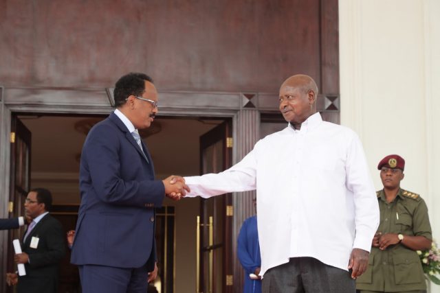 Madaxweyne Farmaajo iyo dhiggiisa Uganda oo ka wada hadlay iskaashiga arrimaha amniga iyo dhaqaalaha
