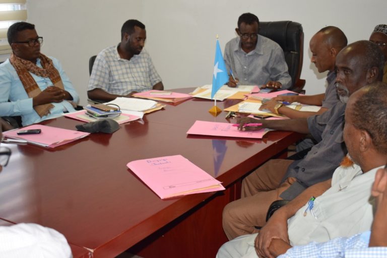 Agaasimaha Wasaaradda Waxbarashada XFS oo la kulmay shaqaalaha Wasaaradda ee kormeeray Dugsiyada dowladda