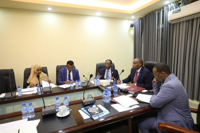 Ra’iisul Wasaare Khayre oo Guddoomiyay Shirka geeddi socodka dayn cafinta Soomaaliya