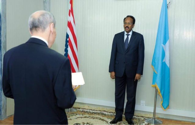 Madaxweyne Farmaajo oo warqadaha aqoonsiga ka guddoomay danjiraha cusub ee Maraykanka