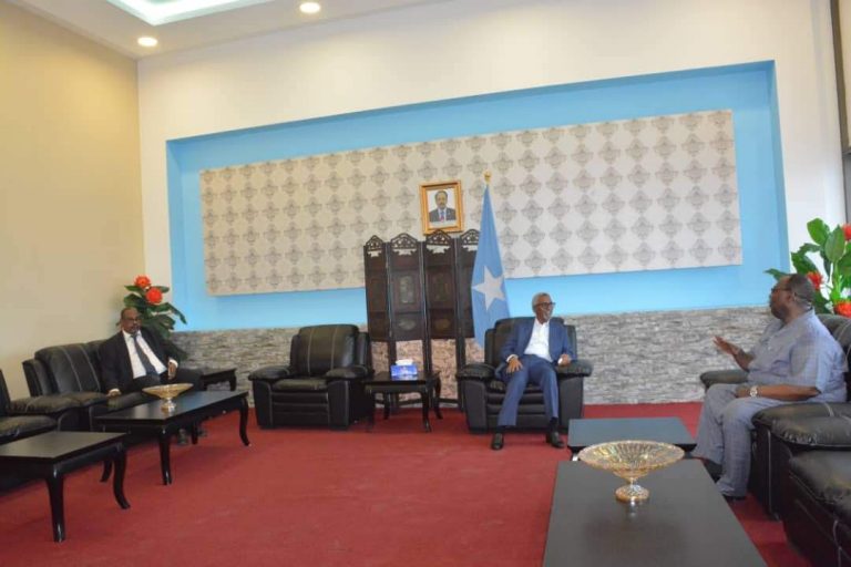 Guddoomiyaha Aqalka sare iyo masuuliyiin kale  oo kismaayo u Ambabaxay