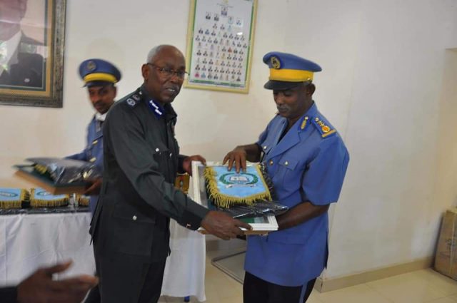 Cutubyo ka tirsan Boliiska Soomaaliyeed oo uu tababar ugu soo xirmay Jabuuti-(Sawirro)