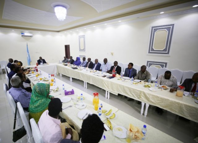 Ra’iisul Wasaaraha XFS oo Qado Sharaf u sameeyay Guddiyada Dib-u-eegsita Dastuurka Iyo Wasiirka Dastuurka