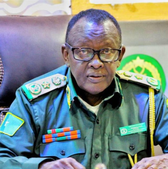 Taliyaha Ciidanka Asluubta oo Hambalyo u diray Ciidanka Booliska oo berri u dabaal degaya Sanad-guurada aas aaskooda.