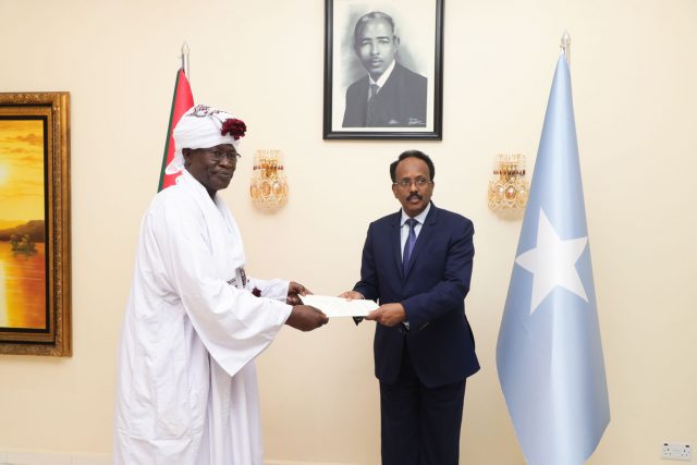 Madaxweyne Farmaajo oo warqadaha Agoonsiga ka guddoomay Danjireyaasha dalalka Turkiga iyo Suudaan