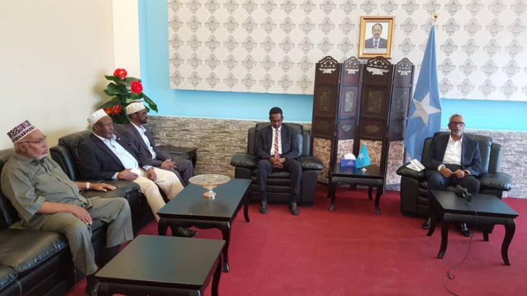 Guddoomiyaha Aqalka sare oo dalka dib ugu soo laabtay+Sawirro