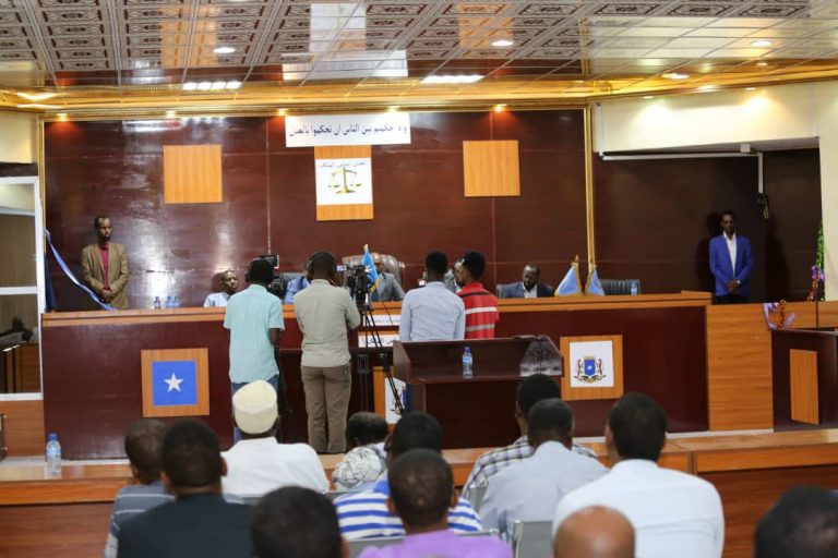 Hoolka dacwadda maxkamadaha oo loo dhisay qaabka hoolalka dacwadaha Caalamka.