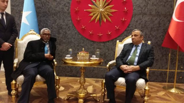 Guddoomiye Cabdi Xaashi iyo Wafdigiisa oo lagu soo dhoweeyay Turkiga