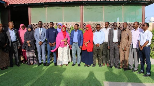 Duqa Muqdisho “Xooggaga Wadaniyiinta waxaa laga sugayaa in Gacana ay dalkooda ku dhistaan midna ku Difaacaan”.