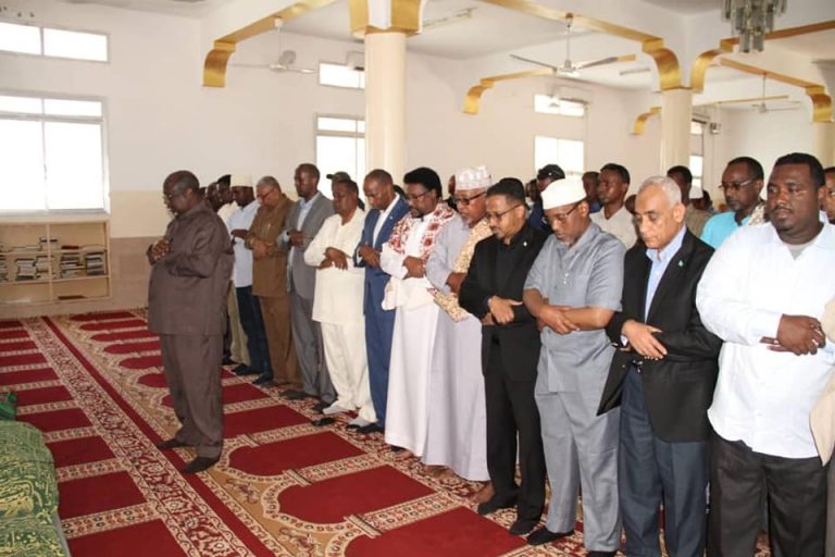 Madaxda Qaranka oo ka qeyb galay salaada Janaasada ee Marxuum Xildhibaan Axmed Mayow Cabdulle