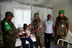 Saraakiil ka tirsan Midowga Afrika oo booqatay Isbitaalka AMISOM